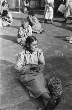 Frau in Vietes - Psychiatrisches Krankenhaus in Buenos Aires 1955 - copyright Lisl Steiner