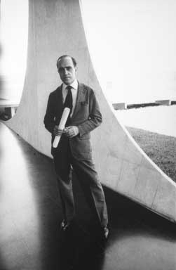 Oscar Niemeyer in Brasilia 1957    - copyright Lisl Steiner