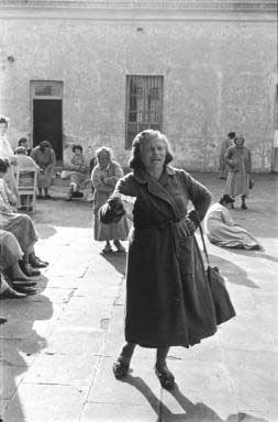 Stehende Frau in Vietes - Psychiatrisches Krankenhaus in Buenos Aires 1955 - copyright Lisl Steiner