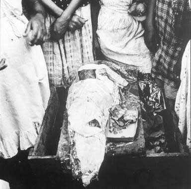 Totes Kind in Managua 1959 - copyright Lisl Steiner