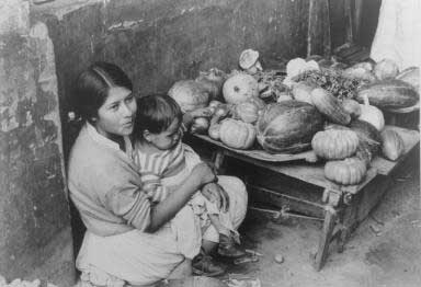 Verkaufsstand in Bolivien 1957    - copyright Lisl Steiner